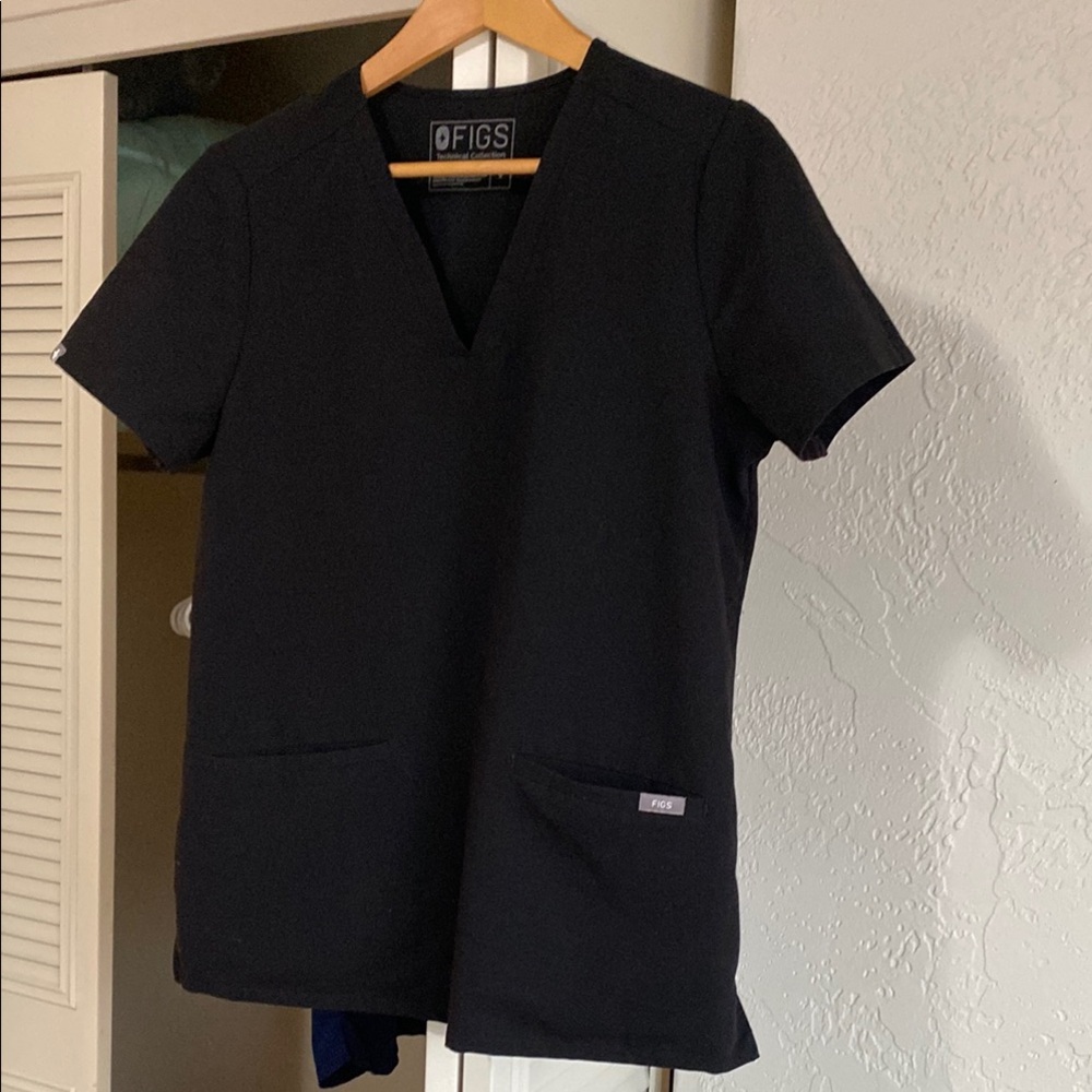 FIGS Casma scrub top in Black (size S & M available)